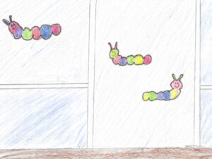 Ein Kind hat ein Fenster mit bunten Fensterbildern gemalt